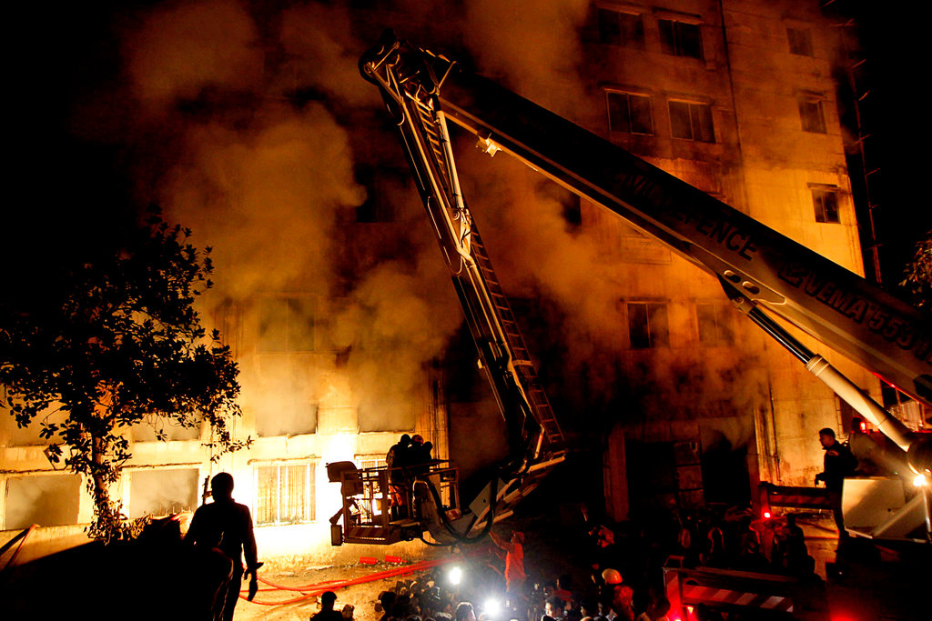 massivefirebrokeoutattwostoreybuildinginbangladesh